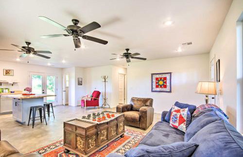 2 Mi to Marinas and Grove Cozy Cabin with Grill - Foto 1