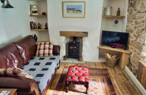 Knocker Cottage is a 3 bedroom made up of 1 double bedroom and 2 small double bedrooms in small village 10 min to beaches - Foto 16