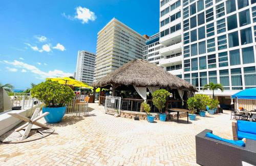 Stylish Beachfront Condo with Balcony & Ocean View - Foto 82