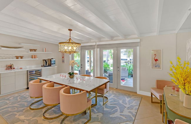 Flirty Flamingo Colorful Waterfront Escape w Pool - Foto 41