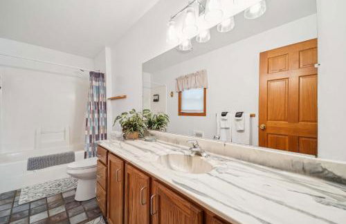 Spacious 4BR Lakefront Cottage - Perfect for Groups - Foto 5