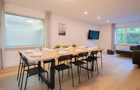 Tolstov House - Freistehendes 9 Zimmer Haus mit großem Garten - Photo 1