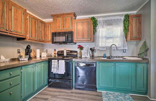 Bring Your Pets! Midway Abode with Yard and Fire Pit - Foto 2