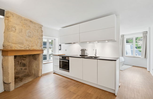 Modern Apt Old Town w Panoramic View ID4 - Photo 8