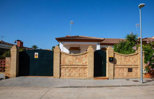 Chalet adosado con piscina privada en Mazagón - Foto 1