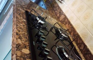 Chalé alpino em canela rs todo mobiliado com cozinha lareira split Wi-Fi 2 quartos perto do centro - Foto 8