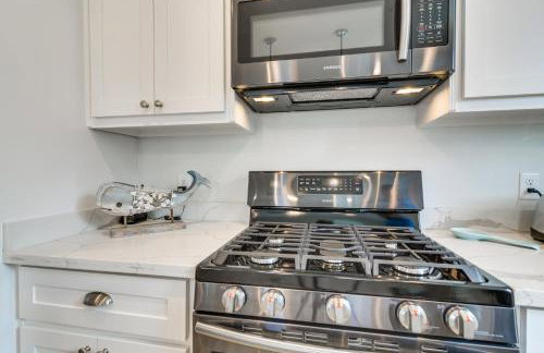 Modern Waveland Home with Deck - Walk to the Beach! - Foto 9