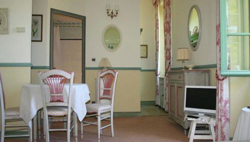 A beautiful 2 persons studio in a chateau with swimming pool - Foto 4