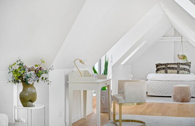 Sanders Regent Adorable 1 Bdr Apt w Terrace - Photo 1