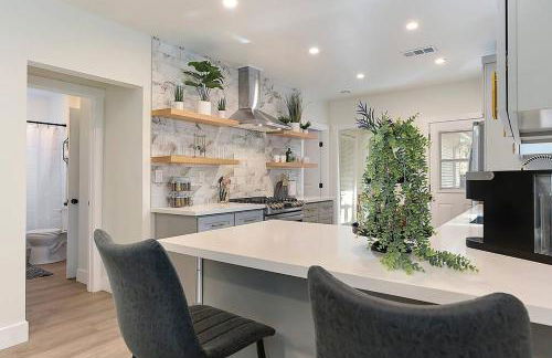 East Sac Getaway, Walking Distance to Hospitals - Photo 17