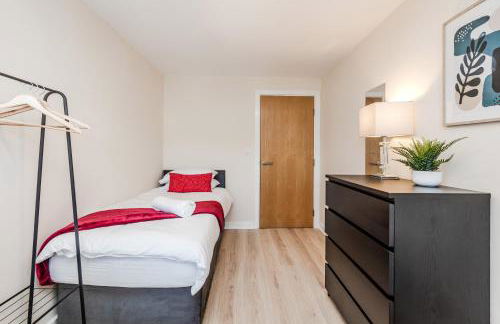 Waterfront Quayside Apartment with secure parking & lift, Ideal for Mobility Users - Foto 43