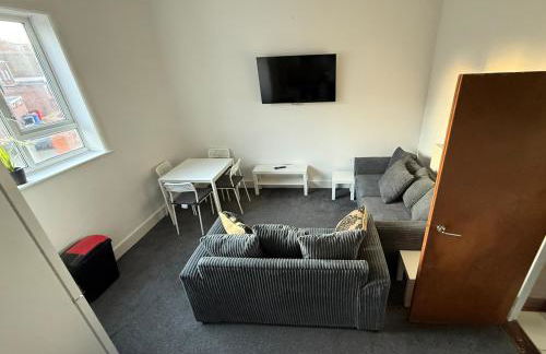 Cosy 2 bedroom modern flat close to transport link - Photo 6