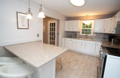 14mi to Mt. Snow! Arcade, Private Suite, King Bed! - Foto 10