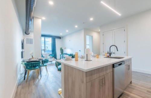 Emerald Escape, Free Parking, 2 Bath, Sleeps 8 Near American Dream and The Airport, King Bed and 2 Queen Beds, Washer and Dryer - Foto 24