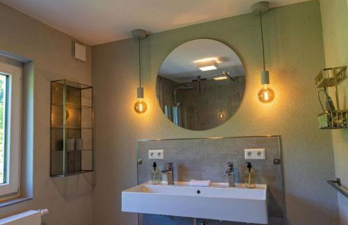 Freistehendes Ferienhaus mit Kamin, Sauna, atemberaubenden Blick ins Tal, mehrere Terrassen, 1500qm Grundstück 1,6m hoch eingezäunt - Foto 5