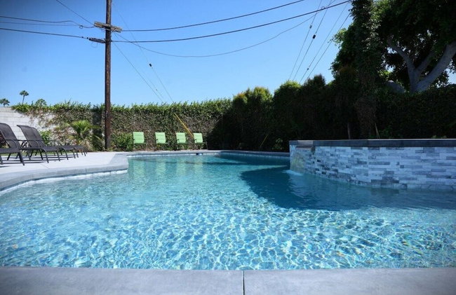 Awesome 5 Bedroom 3 Bath Pool Home With In-ground Jacuzzi - Foto 1
