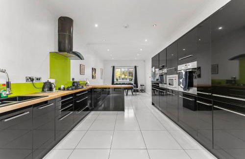 Perfect Booking 4 Bed Home in Cheltenham - Photo 28