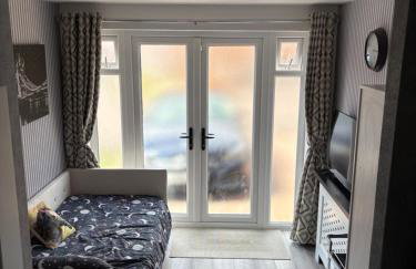 Studio Flat - Photo 1