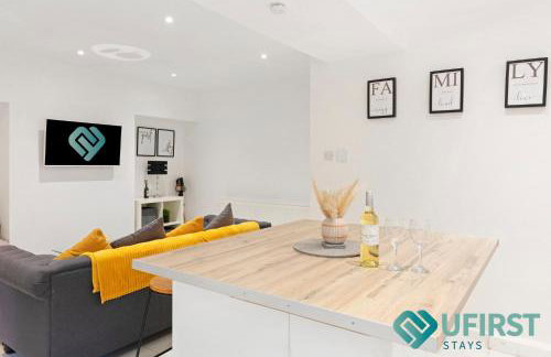 Delightful 3BR Home - Hot Tub - Near Castle, QMC - City Centre & Trent Bridge - Free WiFi & Parking - Sleeps 6 - Foto 24