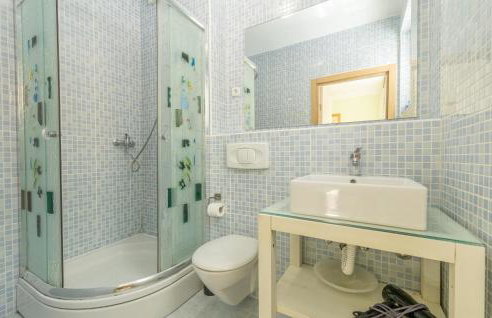 2 Bedroom Lovely Apartment In Lukovo - Foto 23