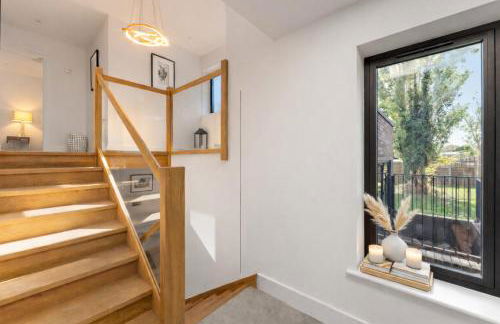 Luxury 4BR Smart Home with Smart Features, Garden, SkyStream & Free Parking - Sleeps Up To 8 in Gerrards Cross SL9 - Photo 8