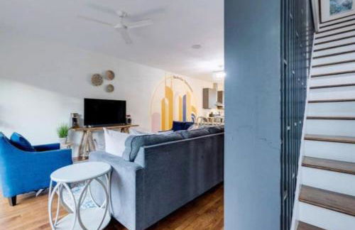 Modern Townhome, Large Game Room, 10min to Downtown! Sleeps 10! - Foto 15