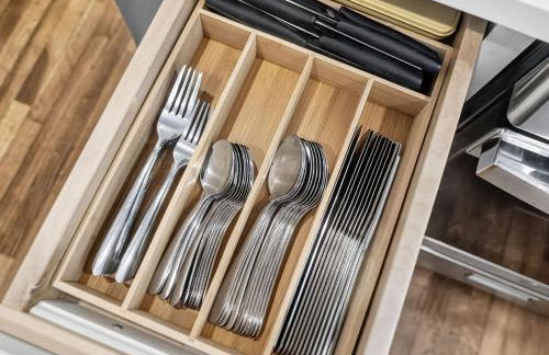 LUX Retreat Home with Yard - Foto 42