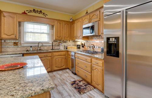 Douglasville Lake Home with Private Pool and Gazebo! - Foto 8