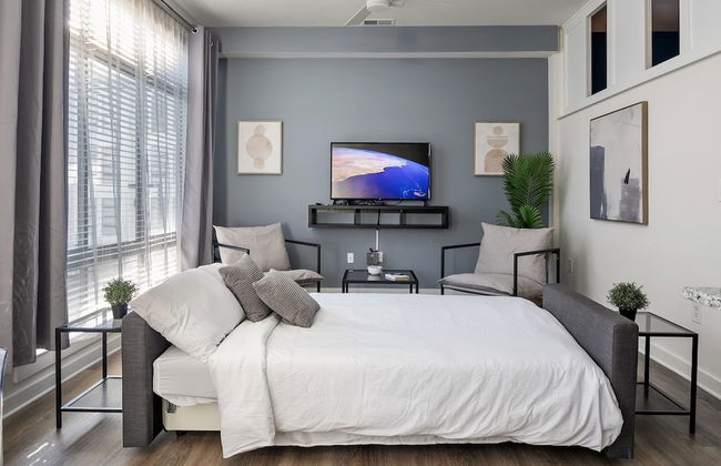 Spacious 2BD With Private Balcony and Free Parking - Foto 6