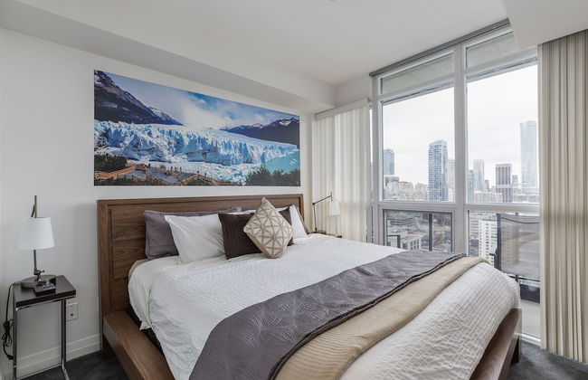 QuickStay - Incredible Downtown Condo, Yonge & College - Photo 2