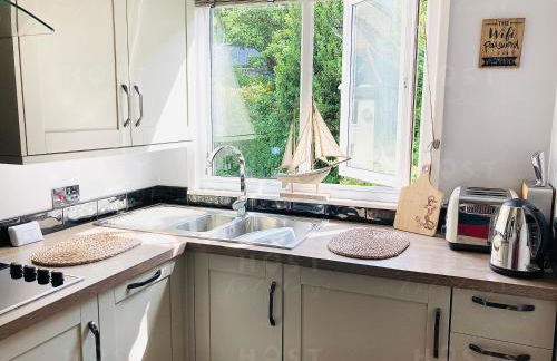 Looe with a View - Entire apartment with FREE allocated parking - Foto 13