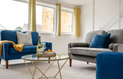 Beautiful Orpington Home w Pool Table and Driveway - Photo 2