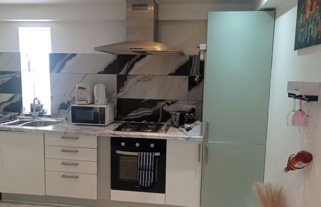 Apartment - Sleeps 4 - Parking - Wifi - Photo 4