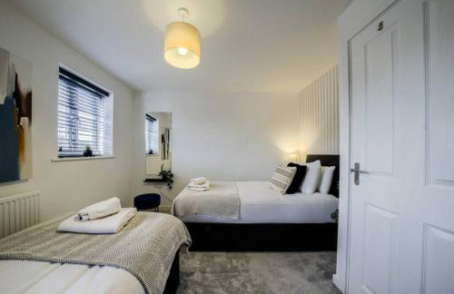 3 BedRoom house, Sleeps 6 with Full Kitchen, Garden and Free Parking - FREE Wi-Fi near Milton Keynes Bowl - Foto 7