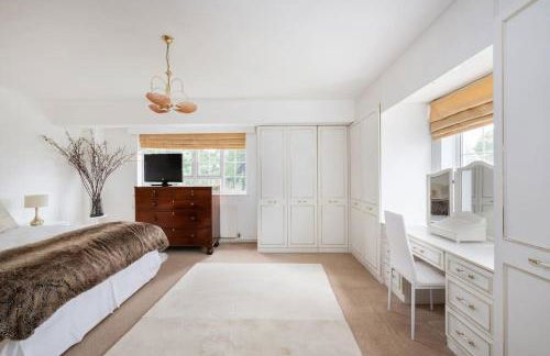 5 Bed Home with Private Parking - 25 Mins To Central London - Foto 23