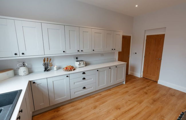 Willow Lodge With Hot Tub - Photo 11