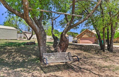 Charming Burnet Cottage with Lake View and Porch! - Foto 26