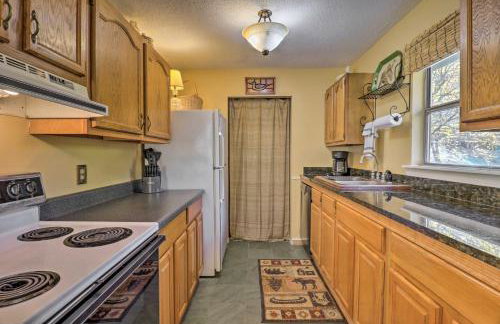 Creekside Retreat with Deck, 18 Miles to Wolf Ridge - Foto 12