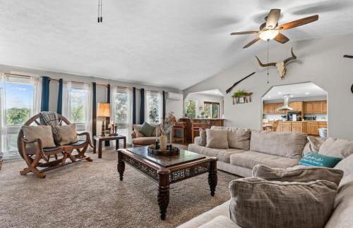 Lakefront Retreat with Deck Movie Room and Yard - Foto 14