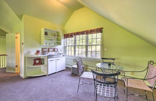 Lovely Brookfield Home with Private Deck and Views - Foto 25