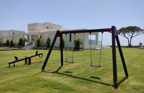 Seafront Villa Nafsika - Private Heated infinity Pool - Direct access to the beach - Play area - Foto 11