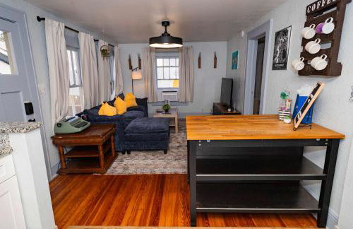 Bright and Sunny Springfield Carriage House - Photo 2