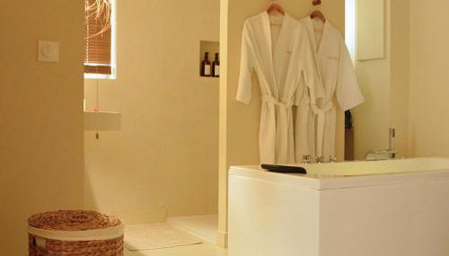 Casa Cinta - Sanctuaire Balinais avec Baignoire Balnéo et Cinéma Privé - Foto 2, towels