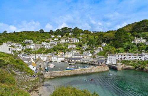 Luxury Couple's Getaway with River Views and Parking - Foto 10