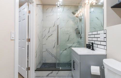 Beautiful place with a great location, free parking, WiFi & large TV. - Foto 21