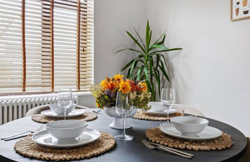 Meadow House with Driveway Parking, Spacious Garden, Fast Wifi and Smart TVs by Yoko Property - Foto 21