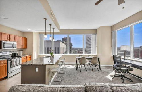 21st Floor Penthouse | Amazing Views of Downtown! - Photo 12