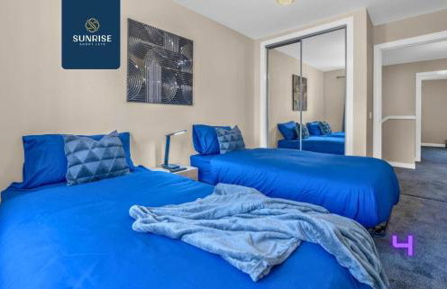 L1 - INVOICE and REDUCED PRICE only via SUNRISE SHORT LETS DUNDEE, Large 4 Bedroom House with 6 Beds and 3 bathrooms, TVs in each room, Free Parking, Fully Equipped, Local Amenities, Easy Ring Road Access, Special Rates and ONLY 9 Mins to STANNERGATE Port - Foto 24