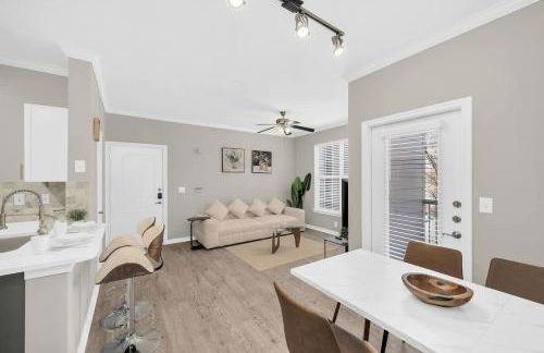 Charming 1BR Easy Access to The Woodlands - Photo 5