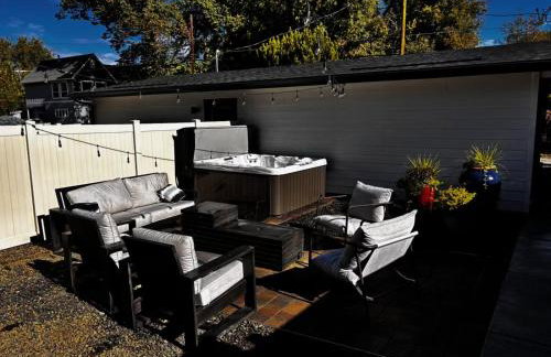 North End blue -Hot Tub - Fire Pit - Downtown -4BR - Photo 6